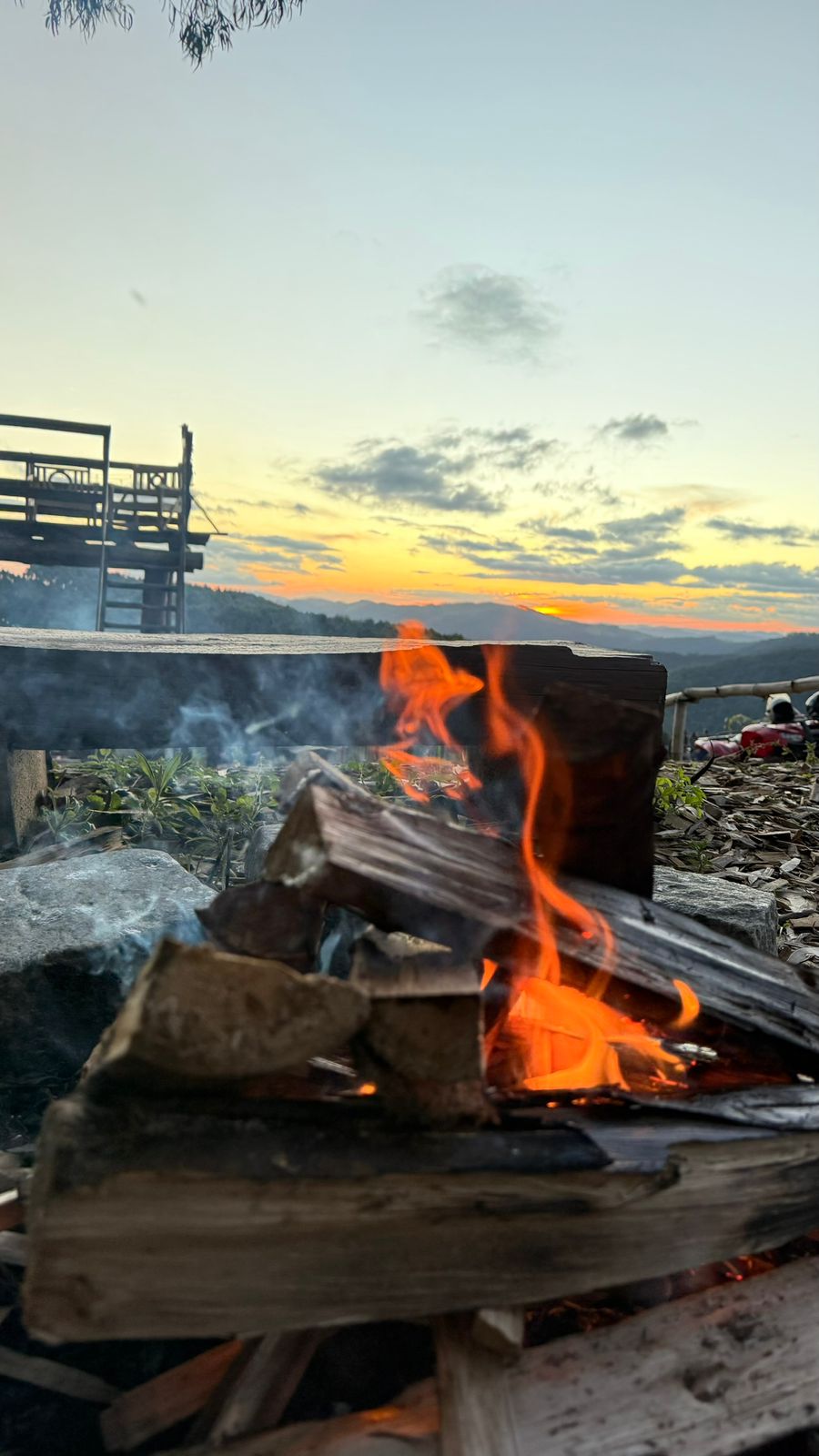 Fogueira no passeio especial de quadriciclo ao pôr do sol em Monte Verde