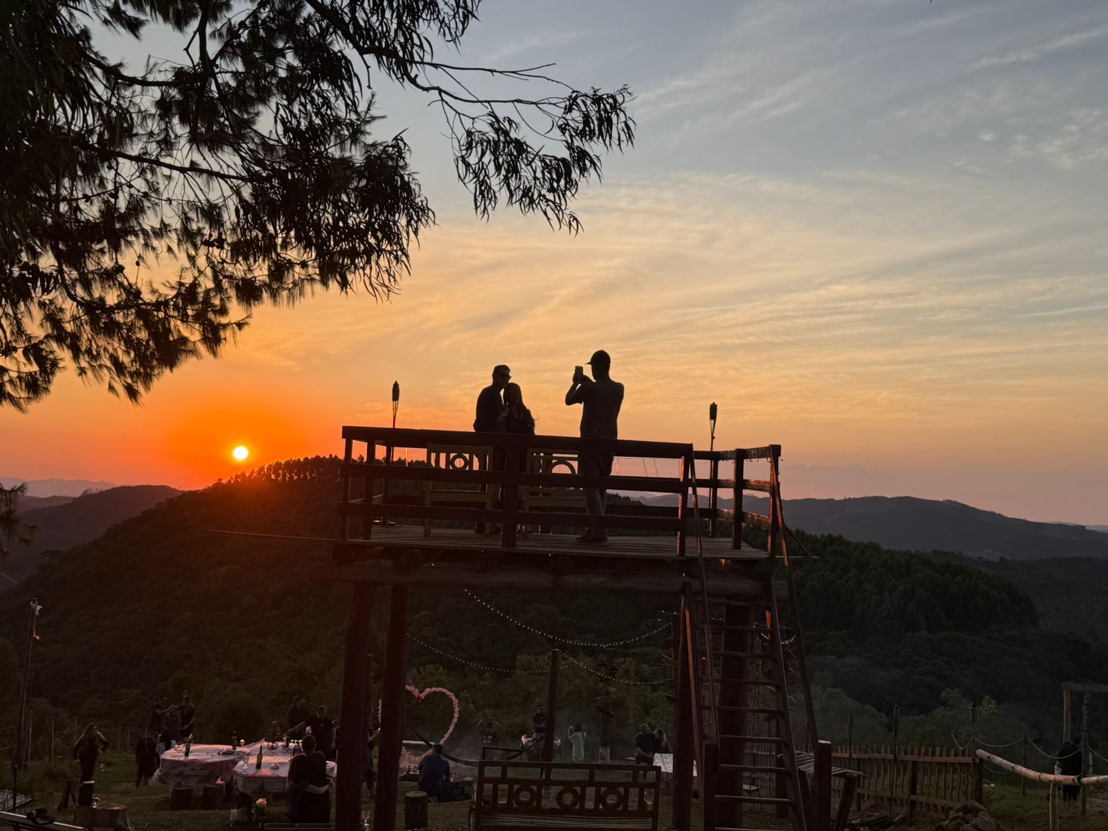 Casal andando de quadriciclo no pôr do sol em Monte Verde MG