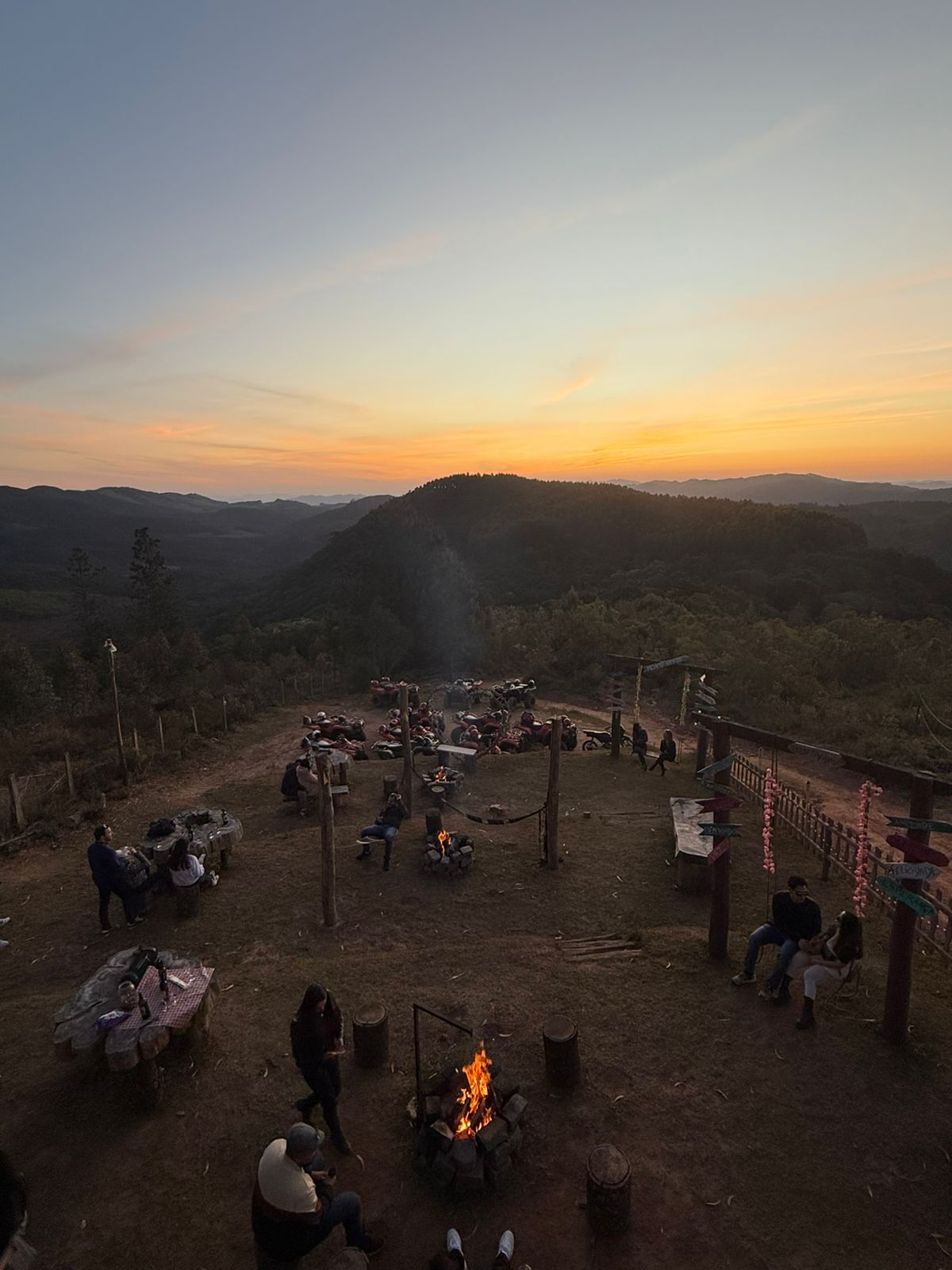 Casal andando de quadriciclo no pôr do sol em Monte Verde MG