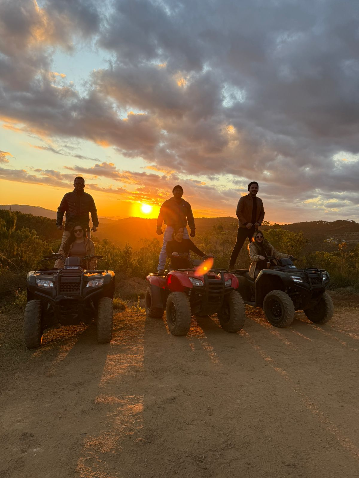Fotos profissionais de quadriciclo no fim do dia em Monte Verde
