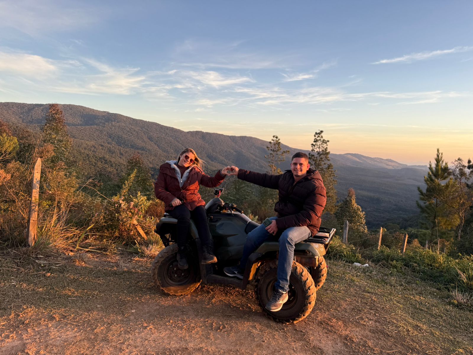 Casal pilotando quadriciclo em trilha da Fazenda Adrenalina em Monte Verde MG
